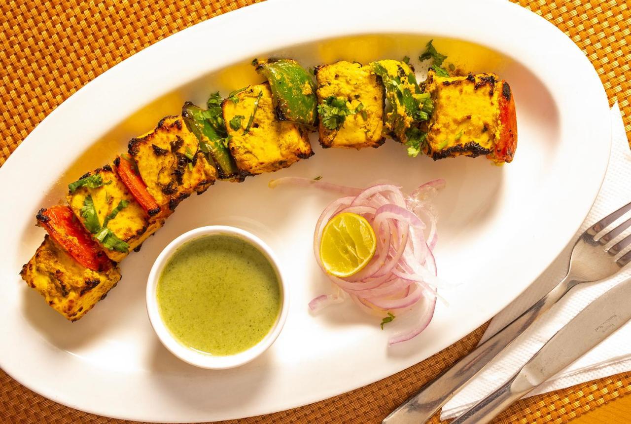 Hotel Saket 27 New Delhi Luaran gambar