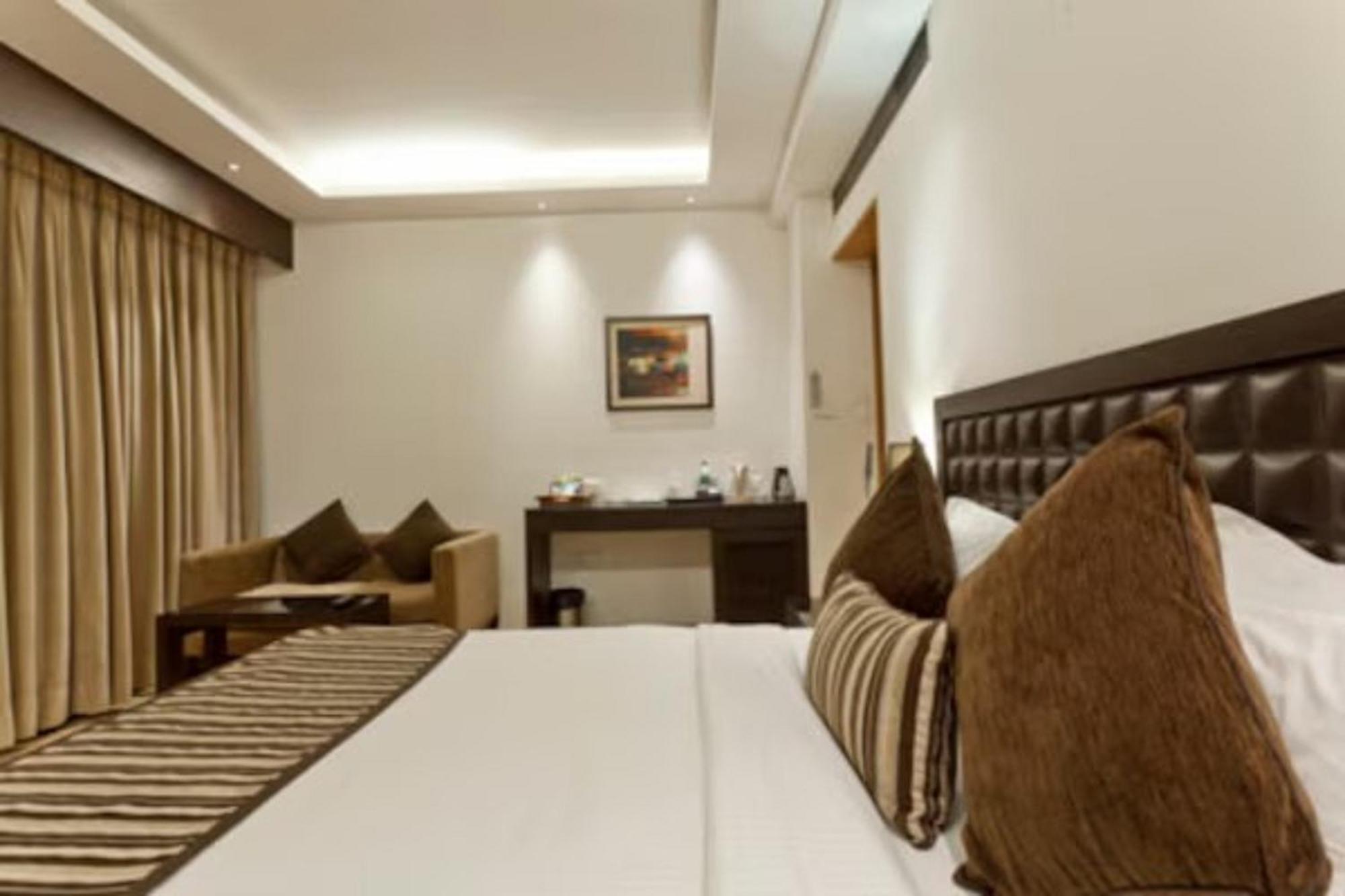 Hotel Saket 27 New Delhi Luaran gambar